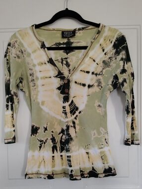 Tryst Women's Sage Black Cream Tie-Dye Henley 3/4 Sleeve Top